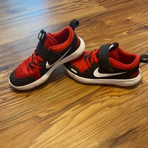Boys Nike Flex size 3Y red and black